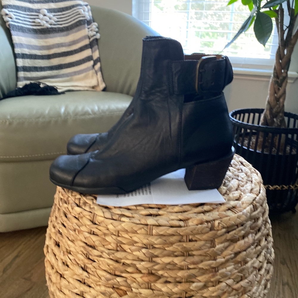 Sergio Tomani Leather bootie size 42